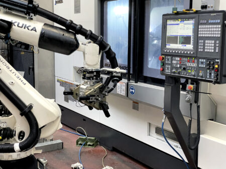 KUKA Roboter belädt Okuma CNC-Maschine